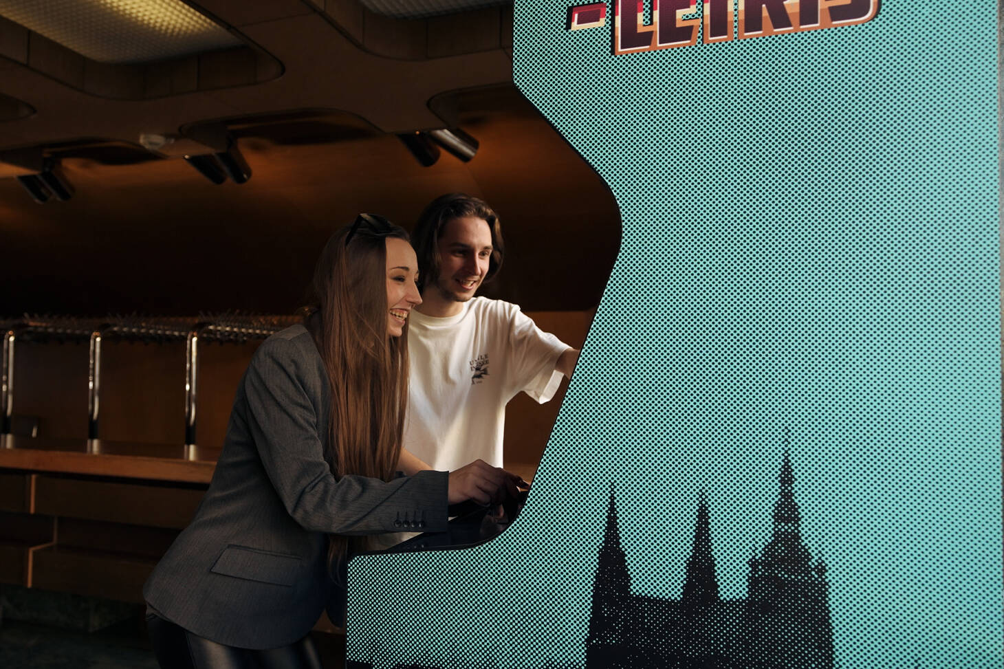 Komunikace s hráči a zajišťování příjemné a přátelské atmosféry v průběhu her