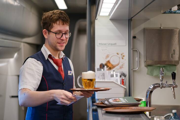Práce v restauračních oddílech v nejnovějších vlacích ComfortJet, railjet a Pendolino